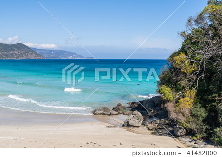 白濱海灘的碧綠海水和潔白的沙灘景觀。 白濱海灘的碧綠海水和潔白的沙灘景觀。 141482000