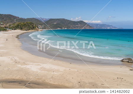 白濱海灘的碧綠海水和潔白的沙灘景觀。 白濱海灘的碧綠海水和潔白的沙灘景觀。 141482002