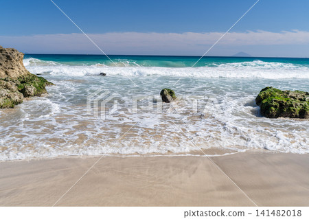 白濱海灘的碧綠海水和潔白的沙灘景觀。 白濱海灘的碧綠海水和潔白的沙灘景觀。 141482018