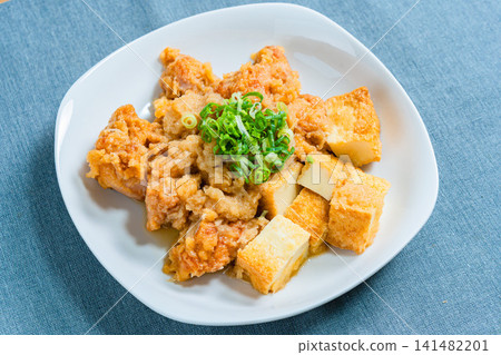 雞肉用磨碎的白蘿蔔醬汁燉煮，配上炸豆腐——一道日式小菜。 141482201