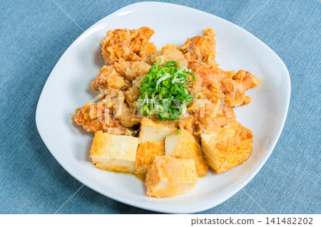 雞肉用磨碎的白蘿蔔醬汁燉煮,配上炸豆腐——一道日式小菜。 雞肉用磨碎的白蘿蔔醬汁燉煮,配上炸豆腐——一道日式小菜。 141482202