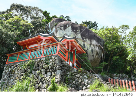 Gotobiki Rock at Kamikura Shrine Gotobiki Rock at Kamikura Shrine 141482646