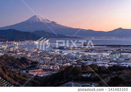 從日本平眺望富士山日出和清水市的城市景觀。 從日本平眺望富士山日出和清水市的城市景觀。 141483103