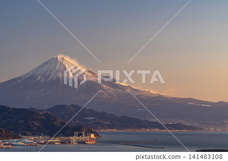 從日本平眺望富士山日出和清水市的城市景觀。 從日本平眺望富士山日出和清水市的城市景觀。 141483108