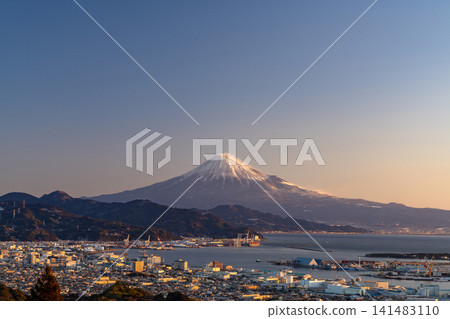 從日本平眺望富士山日出和清水市的城市景觀。 從日本平眺望富士山日出和清水市的城市景觀。 141483110