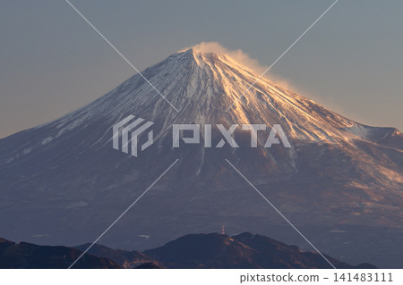 從日本平眺望富士山日出和清水市的城市景觀。 從日本平眺望富士山日出和清水市的城市景觀。 141483111