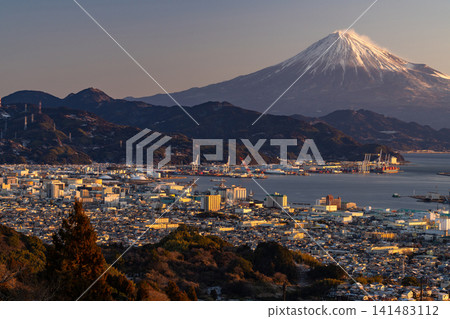 從日本平眺望富士山日出和清水市的城市景觀。 從日本平眺望富士山日出和清水市的城市景觀。 141483112