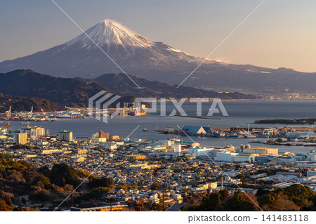 從日本平眺望富士山日出和清水市的城市景觀。 從日本平眺望富士山日出和清水市的城市景觀。 141483118