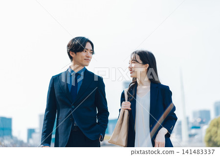 一對年輕夫婦結伴通勤 141483337