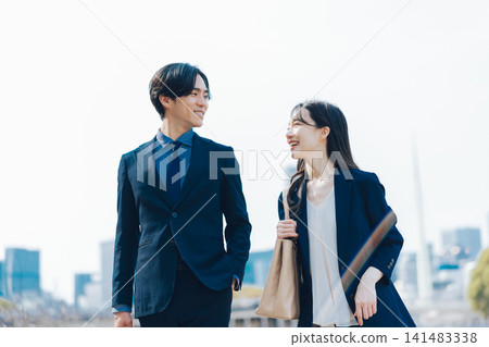 一對年輕夫婦結伴通勤 141483338
