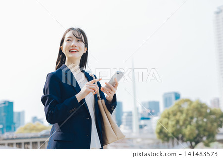 有智能手機的女商人 141483573