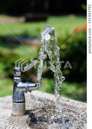 公園裡水龍頭流出的水 公園裡水龍頭流出的水 141483761