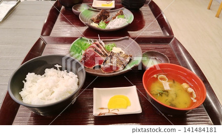 草烤鰹魚刺身套餐 草烤鰹魚刺身套餐 141484181