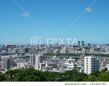 那霸市,林立著建築物。 那霸市,林立著建築物。 141485291