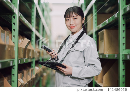 在倉庫管理庫存的婦女 在倉庫管理庫存的婦女 141486956