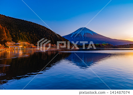 【靜岡縣】日出時分,籠罩在薄冰中的狸湖上,遠眺富士山。 【靜岡縣】日出時分,籠罩在薄冰中的狸湖上,遠眺富士山。 141487074