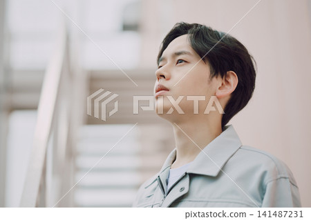 一位身穿工作服的年輕男子 一位身穿工作服的年輕男子 141487231