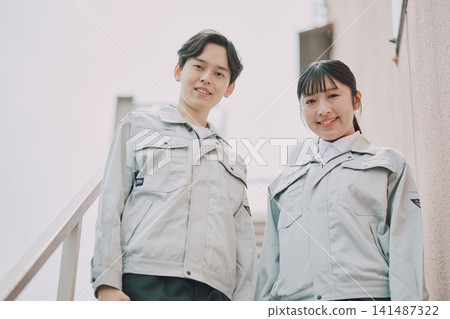 身著工作服的年輕男女 身著工作服的年輕男女 141487322