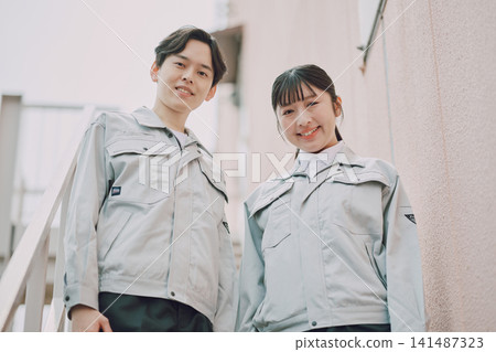 身著工作服的年輕男女 141487323