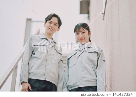 身著工作服的年輕男女 身著工作服的年輕男女 141487324