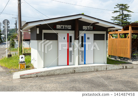 Multifunctional public restrooms: Restrooms equipped for people with disabilities and those with stomas. Multifunctional public restrooms: Restrooms equipped for people with disabilities and those with stomas. 141487458