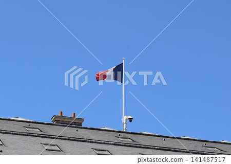 法國國旗在晴朗的天空中飄揚 法國國旗在晴朗的天空中飄揚 141487517