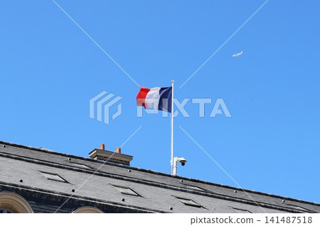 法國國旗在晴朗的天空中飄揚 法國國旗在晴朗的天空中飄揚 141487518