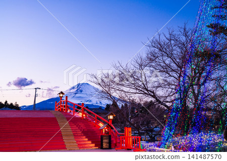 [靜岡縣] 在御殿場高原時之澄的燈光照耀下，富士山清晰可見。 141487570