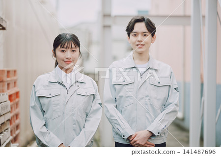 身著工作服的年輕男子和女子的肖像 身著工作服的年輕男子和女子的肖像 141487696