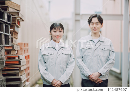 身著工作服的年輕男子和女子的肖像 身著工作服的年輕男子和女子的肖像 141487697