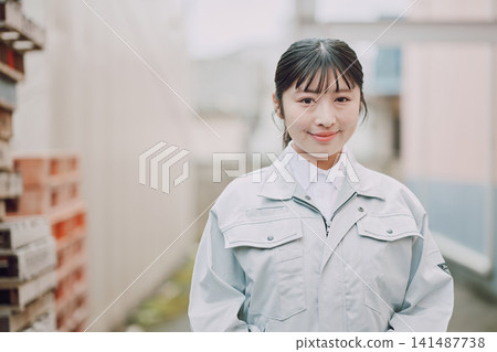 身著工作服的女性肖像 141487738