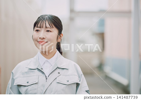 身著工作服的女性肖像 141487739