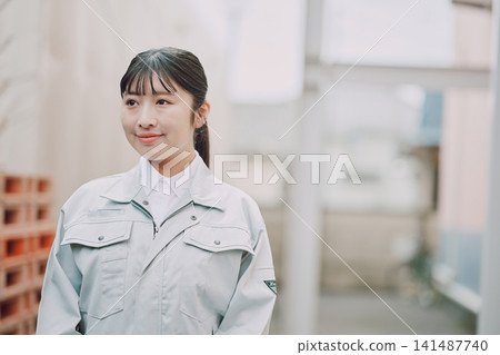 身著工作服的女性肖像 身著工作服的女性肖像 141487740