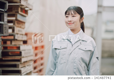 身著工作服的女性肖像 身著工作服的女性肖像 141487741