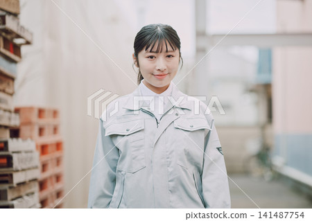 身著工作服的女性肖像 身著工作服的女性肖像 141487754
