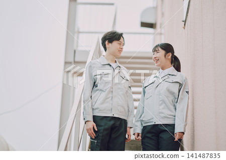 身著工作服的年輕男子和女子的肖像 身著工作服的年輕男子和女子的肖像 141487835