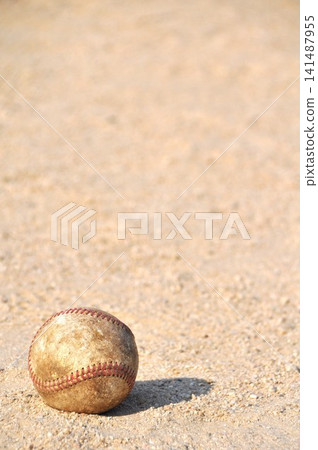 棒球在泥地上滾動 棒球在泥地上滾動 141487955