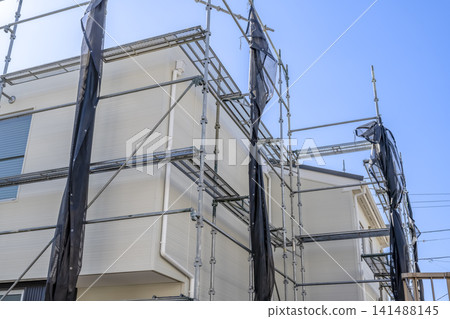 房屋外牆翻新後，拆除前搭建的臨時鷹架。 141488145