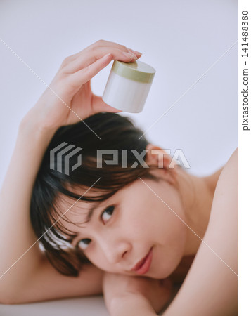 擁有美容產品的女性 141488380