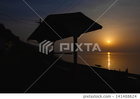 下灘站候車室的輪廓和瀨戶內海上的日落。 141488624