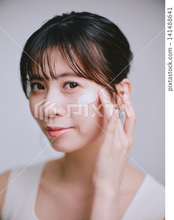 美女圖片:年輕女子塗抹乳霜 美女圖片:年輕女子塗抹乳霜 141488641