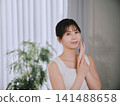 一位年輕女子感到皮膚濕潤 141488658