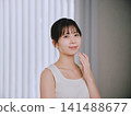 一位年輕女子感到皮膚濕潤 141488677