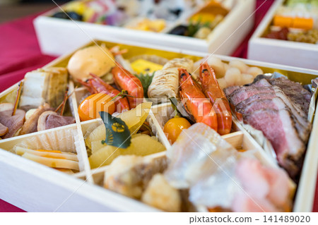 特寫鏡頭:禦節料理(新年盛宴),包含蝦子和蟹 特寫鏡頭:禦節料理(新年盛宴),包含蝦子和蟹 141489020