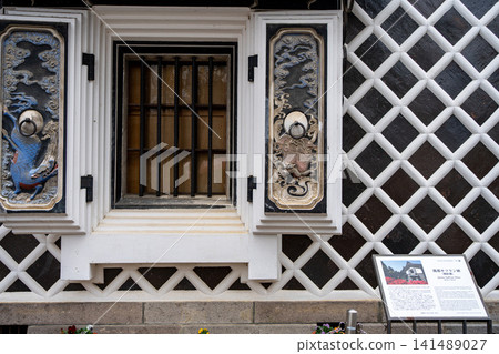 Plaster relief of dragons and kirin (mythical creatures) in window decorations 141489027