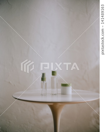 桌上擺放著化妝品。 141489163