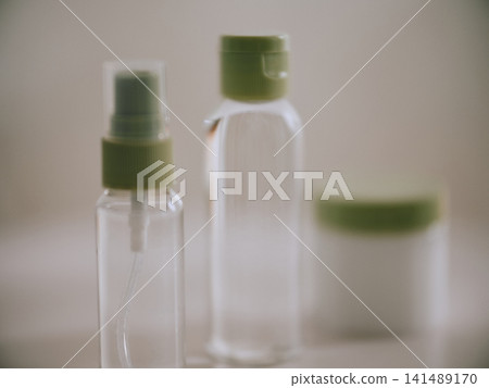 桌上擺放著化妝品。 141489170