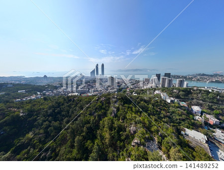 從岩石山丘上俯瞰廈門天際線全景。 141489252