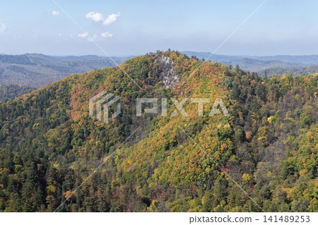 長白附近,秋色森林環繞的嶙峋山峰。 長白附近,秋色森林環繞的嶙峋山峰。 141489253