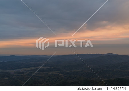 從空中俯瞰中國吉林省秋季綿延起伏的山脈。 從空中俯瞰中國吉林省秋季綿延起伏的山脈。 141489254
